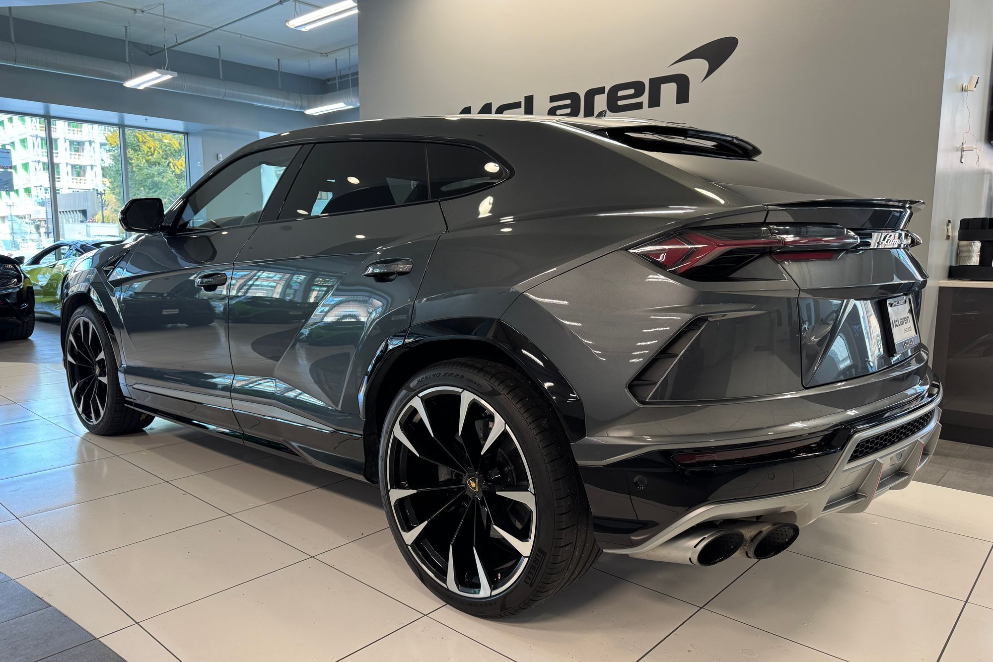 2020 Lamborghini Urus Base photo 3