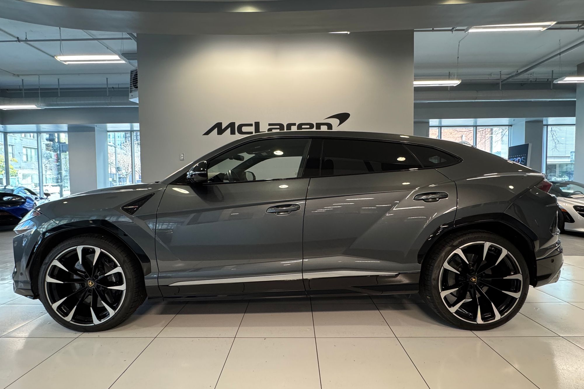 2020 Lamborghini Urus Base photo 2